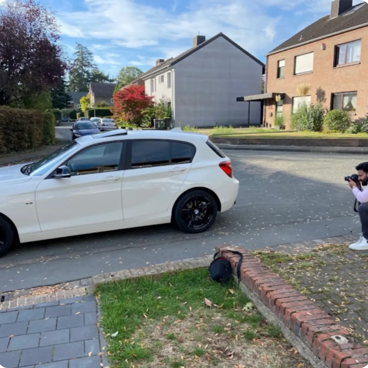 Nurettin Ates fotografiert ein Fahrzeug vor Ort